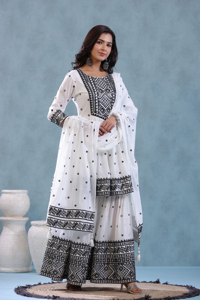 Embroidered Muslin Kurta Set with Thread work