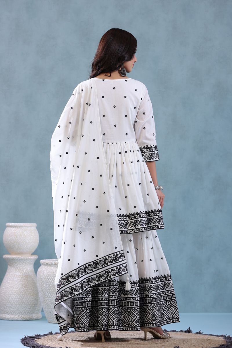 Embroidered Muslin Kurta Set with Thread work