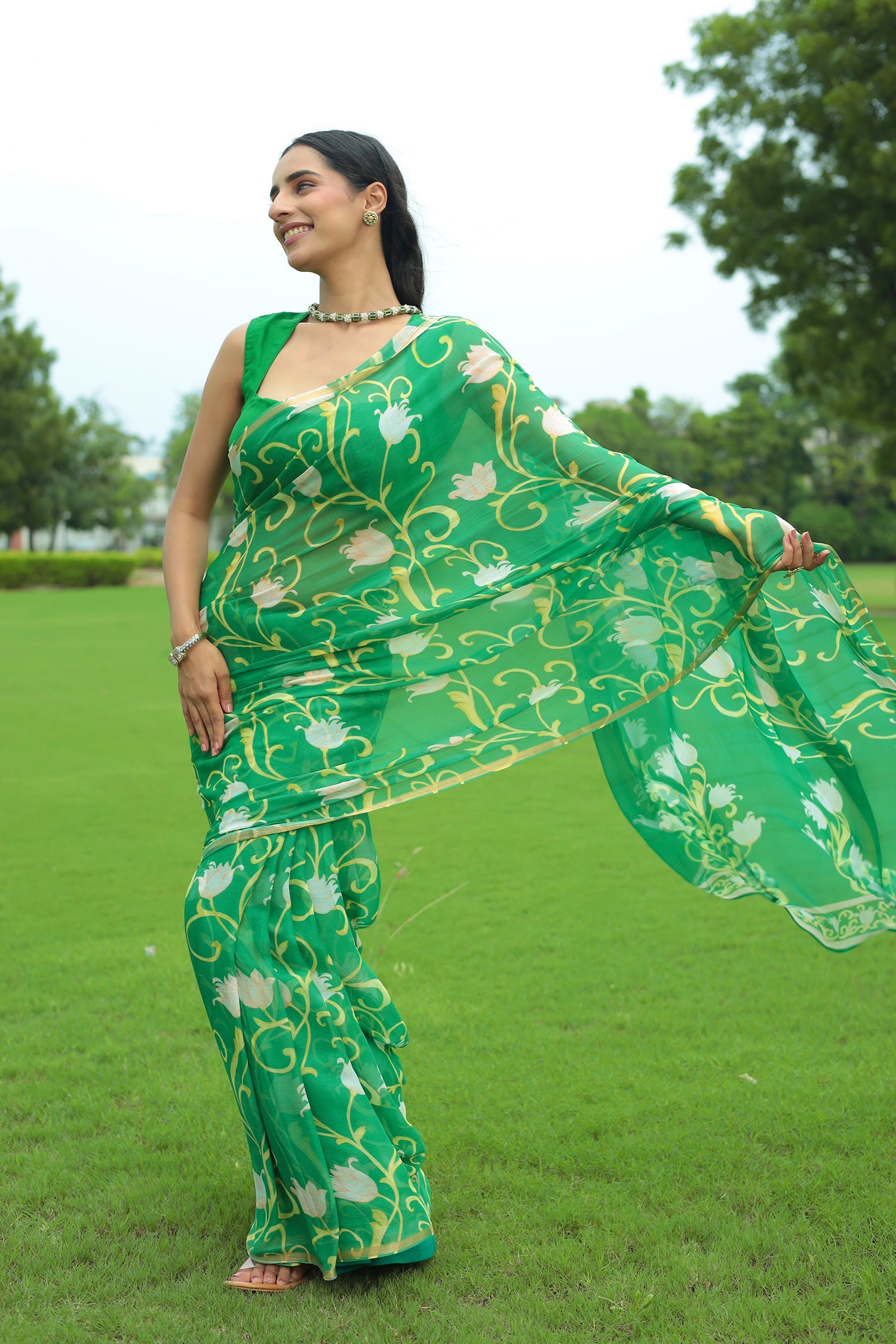Chiffon  Saree  with Printed, Zari border work.