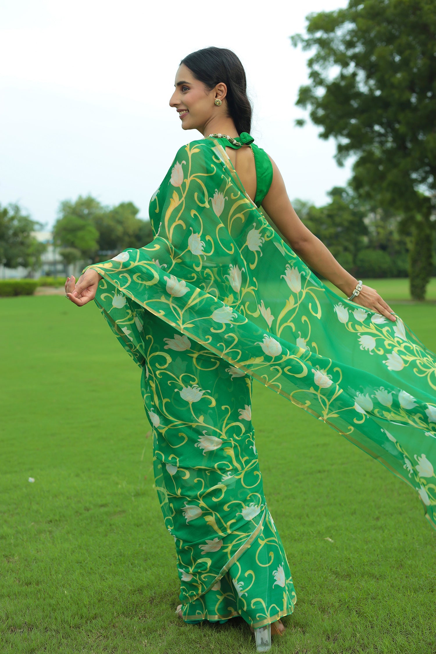 Chiffon  Saree  with Printed, Zari border work.